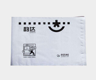 塑料快遞袋使用較多的是用聚乙烯材料做成，具有成本低，使用方便，防水性能好的特點(diǎn)。多用于運(yùn)送文件、單據(jù)、資料、貨物等所包裝用的袋子。又稱為速遞袋、郵寄袋、快遞打包袋。體輕，富有彈性，有良好的抗沖擊性，無毒、無味、防潮、耐腐蝕，環(huán)保性較強(qiáng)，并且回收力度較大。
