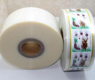 "食品復(fù)合膜是由PE等薄膜材料符合而成， 廣泛適用于包裝、食品、藥品等產(chǎn)品，具有環(huán)保、無臭無異味、熱封性能好、阻隔性好、遮光性強(qiáng)、耐油、強(qiáng)度高等特點(diǎn)。"
