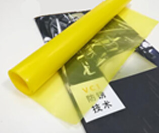 本公司采用三層共擠吹膜機，由內(nèi)層模體、中層模體、外層膜體組成，分別將三層共擠的膜體配方進行配比，配三種不同屬性的合金擠出機，配套合適的高精度模具和德系風環(huán)，均勻混合擠出，一次性吹制的薄膜。本公司設(shè)備吹制的防銹膜在不破損的情況下，使用壽命長，防銹能力強，成本低等特點。